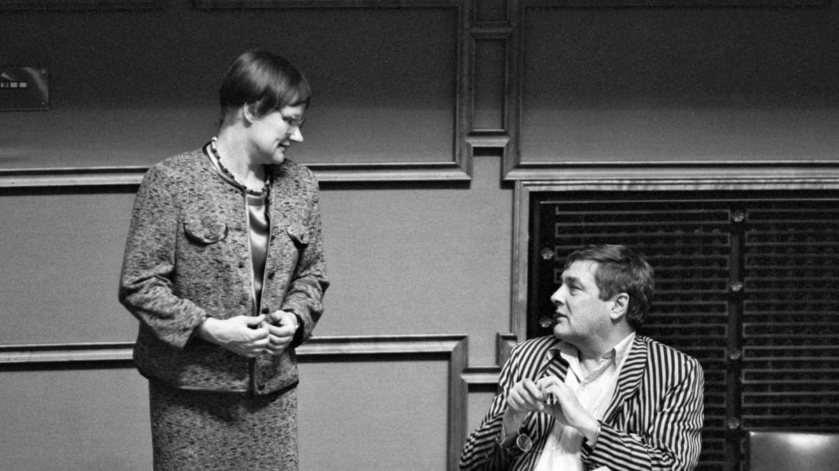 SKDL:n kansanedustaja Claes Andersson keskustelee SDP:n kansanedustaja Tarja Halosen kanssa eduskunnan istuntosalissa 18. lokakuuta 1989.