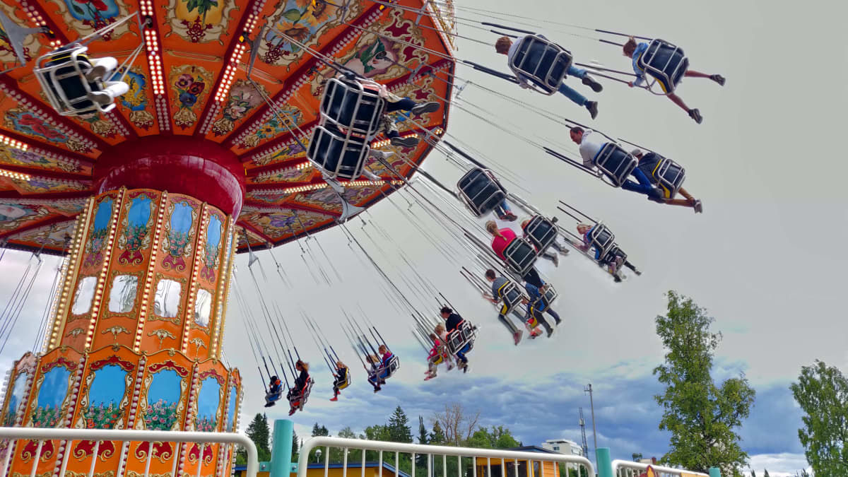 Keinukaruselli liikenteessä Särkänniemessä