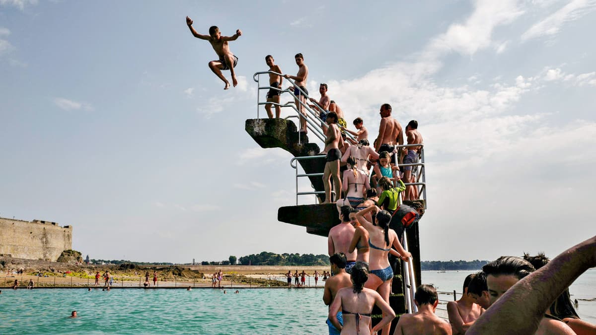 Nuoret hyppäävät meriveteen Saint-Malon kaupungissa, joka sijaitsee Ranskan luoteisosassa.