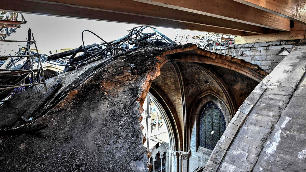 Notre Damen pahasti tuhoutuneita kattorakenteita kuvattuna 17. heinäkuuta 2019.