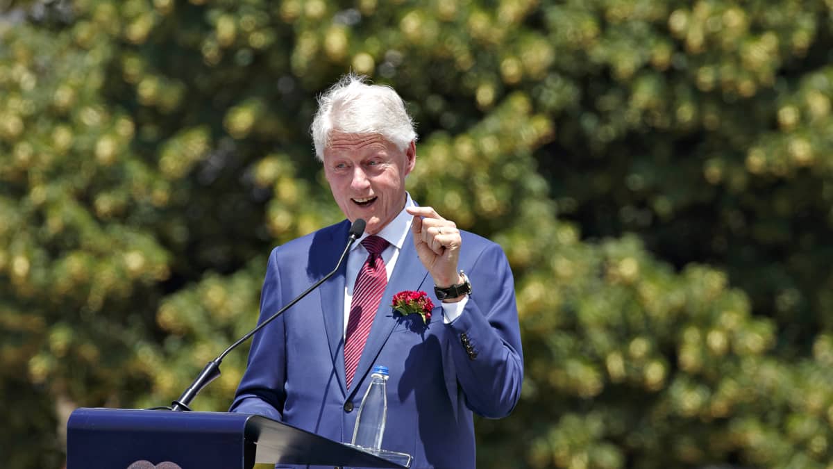 Bill Clinton kuvattuna Kosovon matkallaan 12. kesäkuuta 2019.