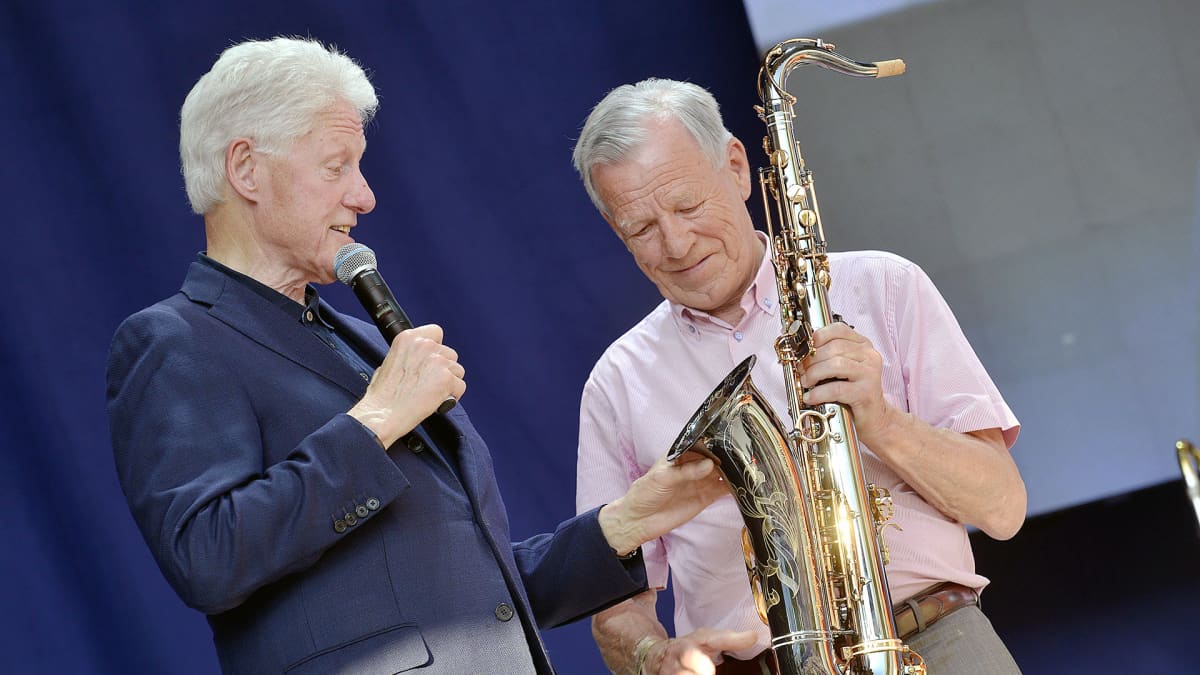 Bill Clinton ja Anders Wiklöf ihailivat saksofonia Maarianhaminassa