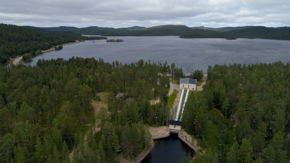 Kirakkakönkään vesivoimala Inarissa. Vesi johdetaan putkia pitkin kahteen turbiiniin ja taustalla näkyvään Ukonjärveen, joka on osa Inarinjärveä. 