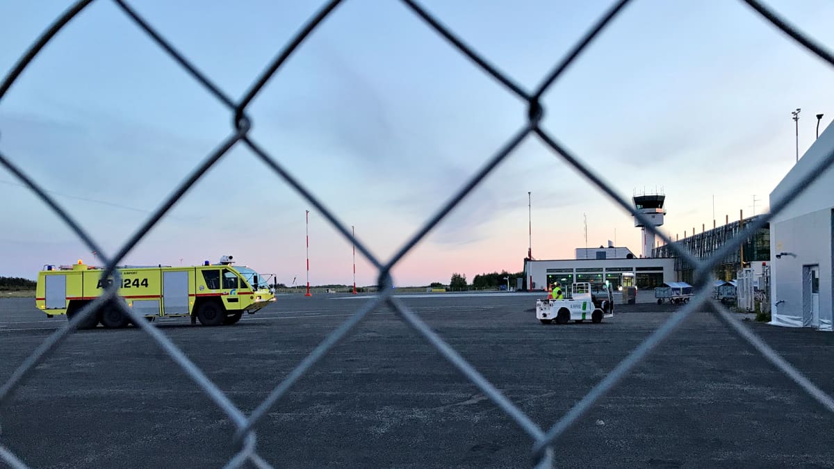 Hälytysajoneuvo Tampere-Pirkkalan lentoasemalla keskiviikkoiltana.