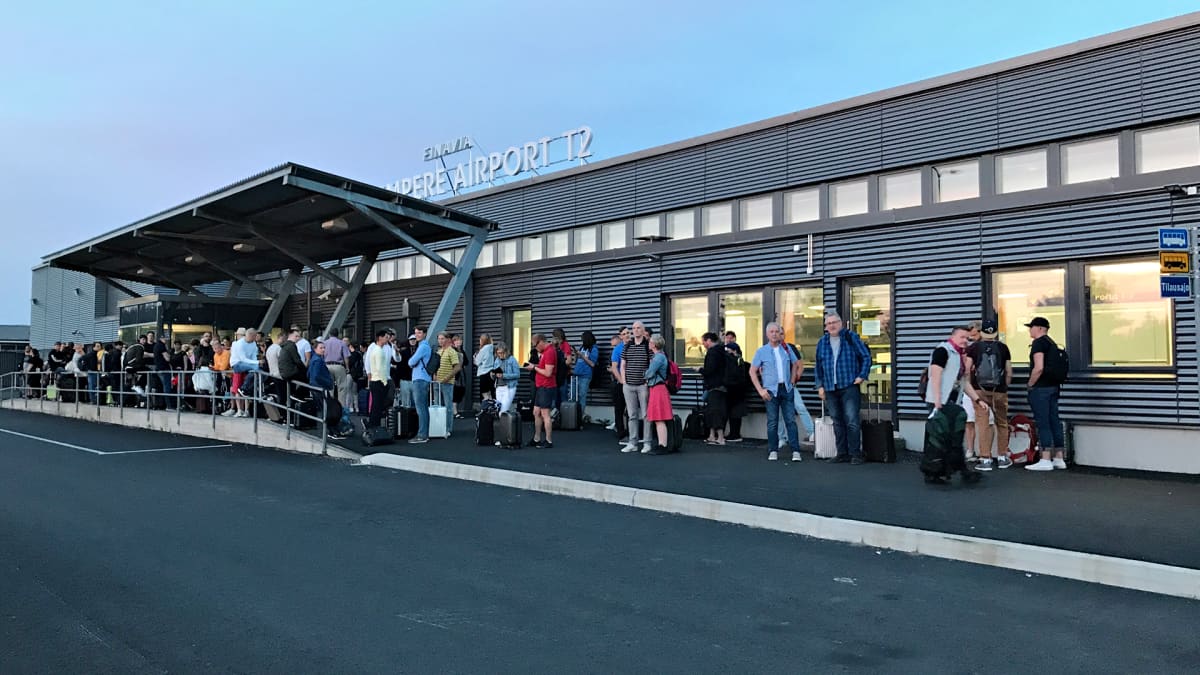 Budapestiin lähtijät odottavat kuljetusta Turkuun Tampereen lentoasemalla myöhään keskiviikkoiltana.