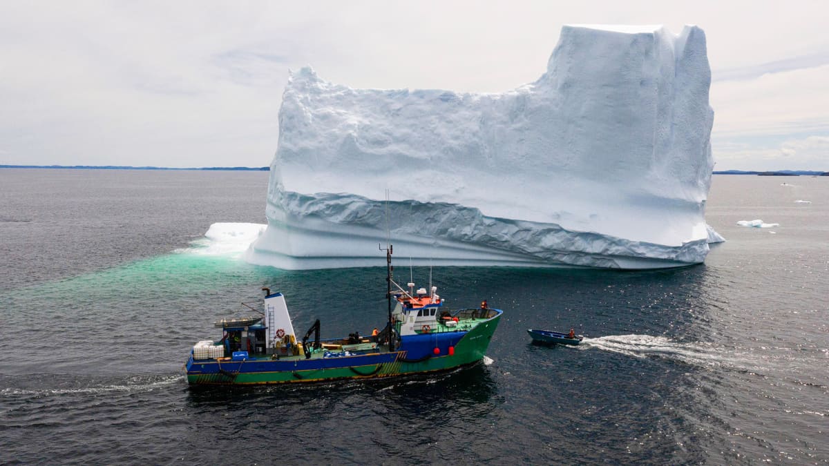 Vene jäävuoren vieressä.