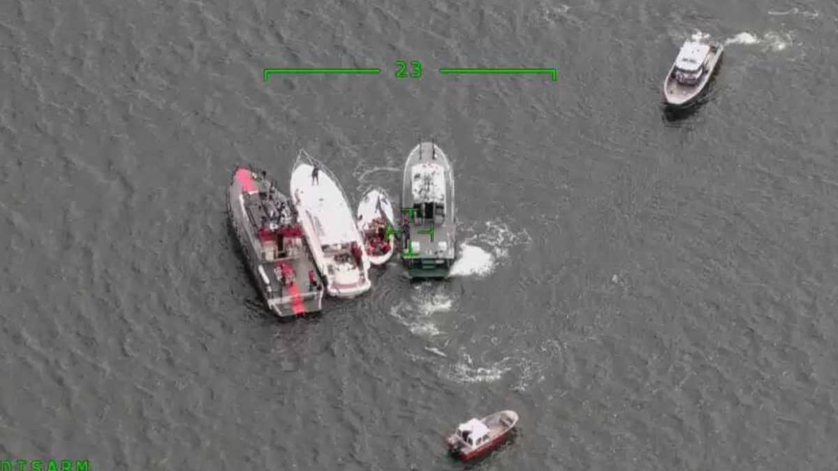 Onnettomuus veneet kuvassa pelastusyksiköiden välissä.