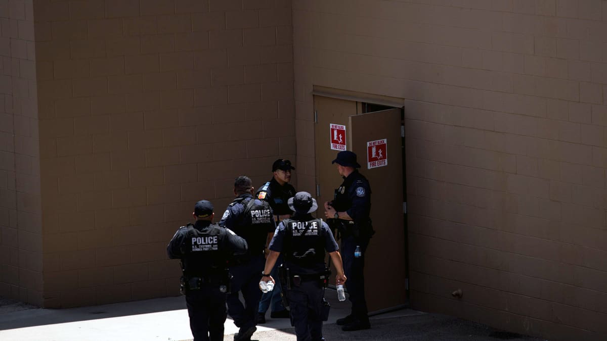 Poliisin erikoisjoukot tutkivat rikospaikkaa El Pasossa.