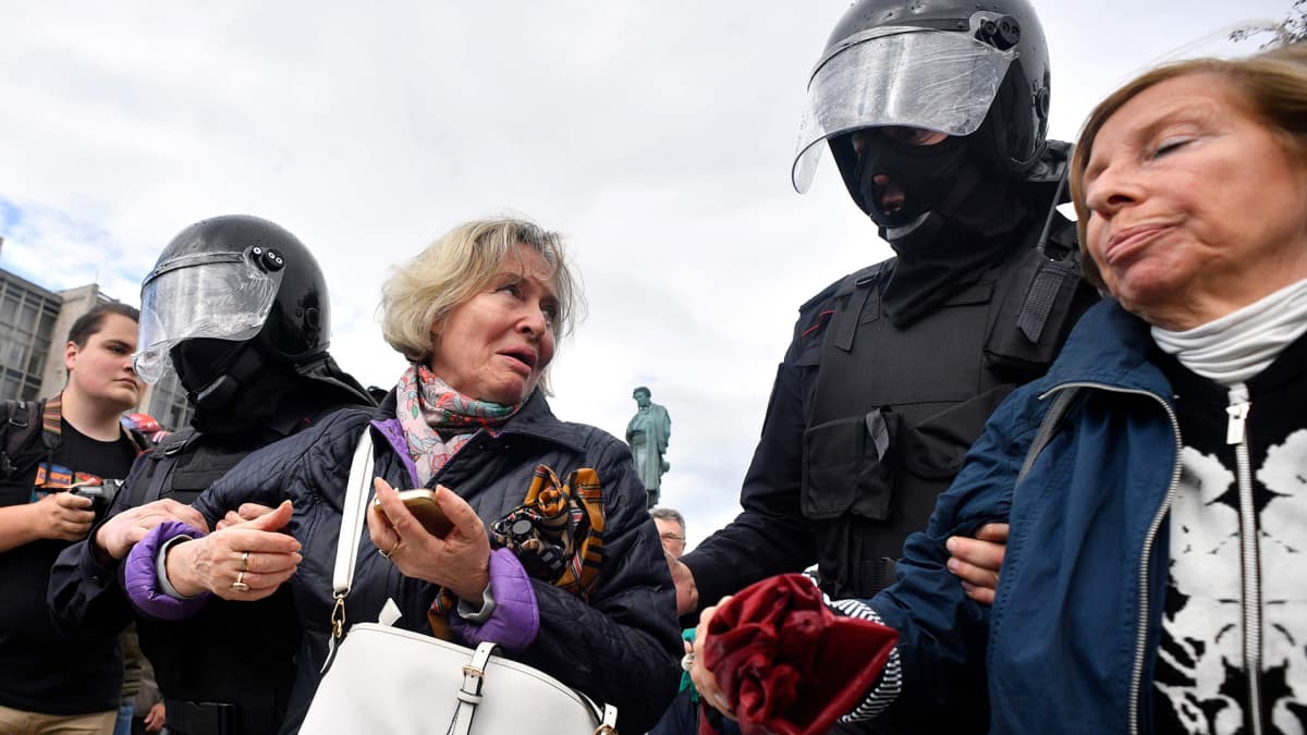 Moskovan poliisi otti kiinni satoja ihmisiä opposition luvattomassa mielenosoituksessa Moskovassa.