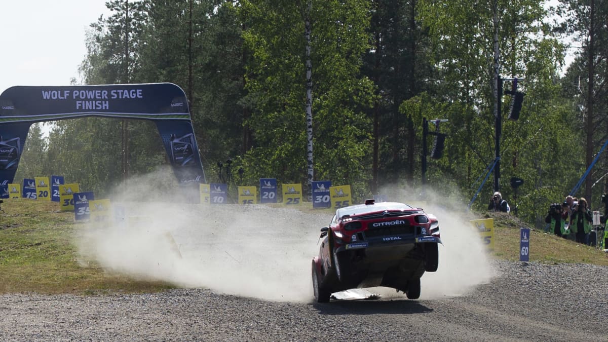 Auto laskeutuu hypyn jälkeen ilmasta maahan Jyväskylän MM-rallissa.  