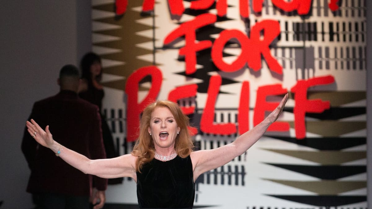 Sarah Ferguson riehakkaana muotinäytöksen lavalla.