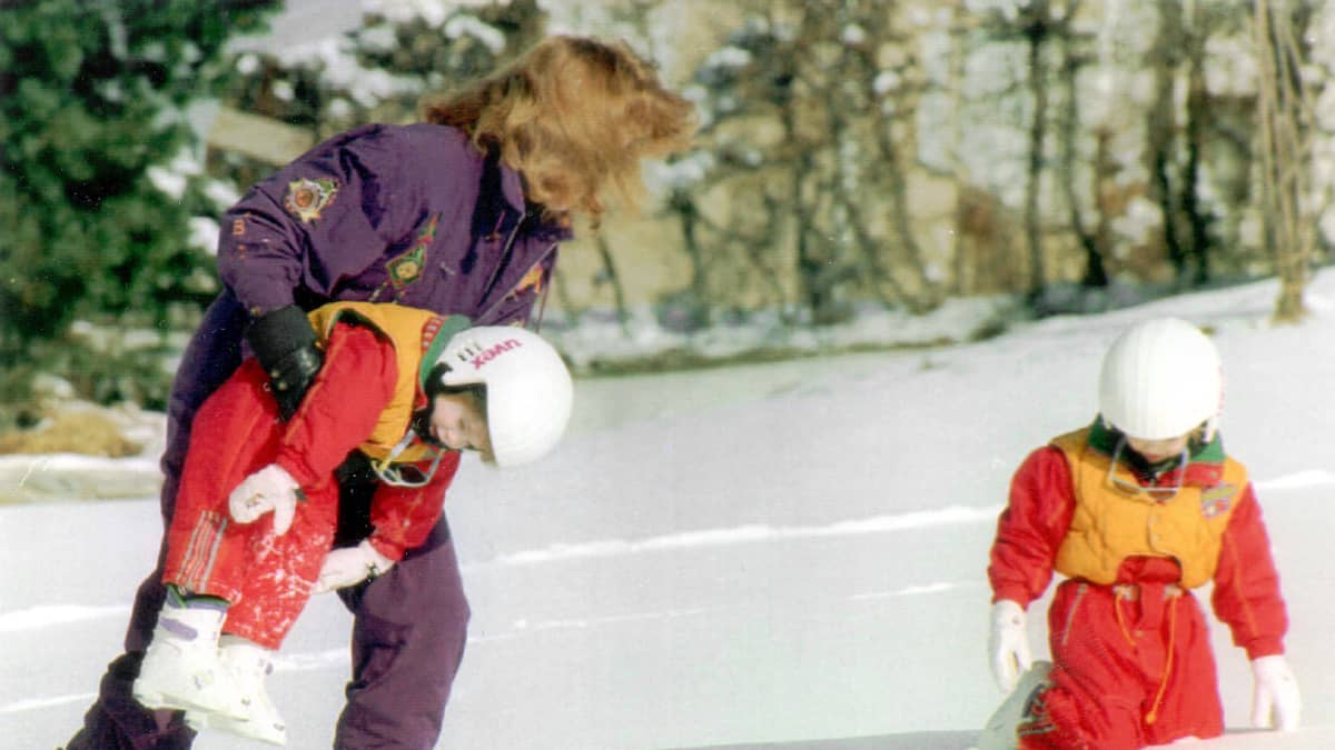 Sarah Ferguson leikkii lapsiensa kanssa lumessa.