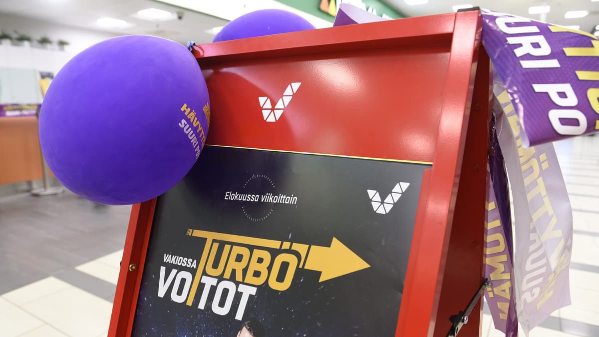Veikkauksen Vakioveikkaus Turbo -mainos kauppakeskus Kaaressa Kannelmäessä Helsingissä 6. elokuuta.