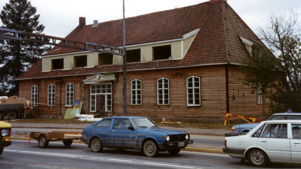 Vanha Kauppalantalo purettiin 1989. Lautaverhoilun alla oli jykevä hirsirunko, joka saa uuden elämän 30 vuotta myöhemmin Seinäjoen Piirin alueella. 