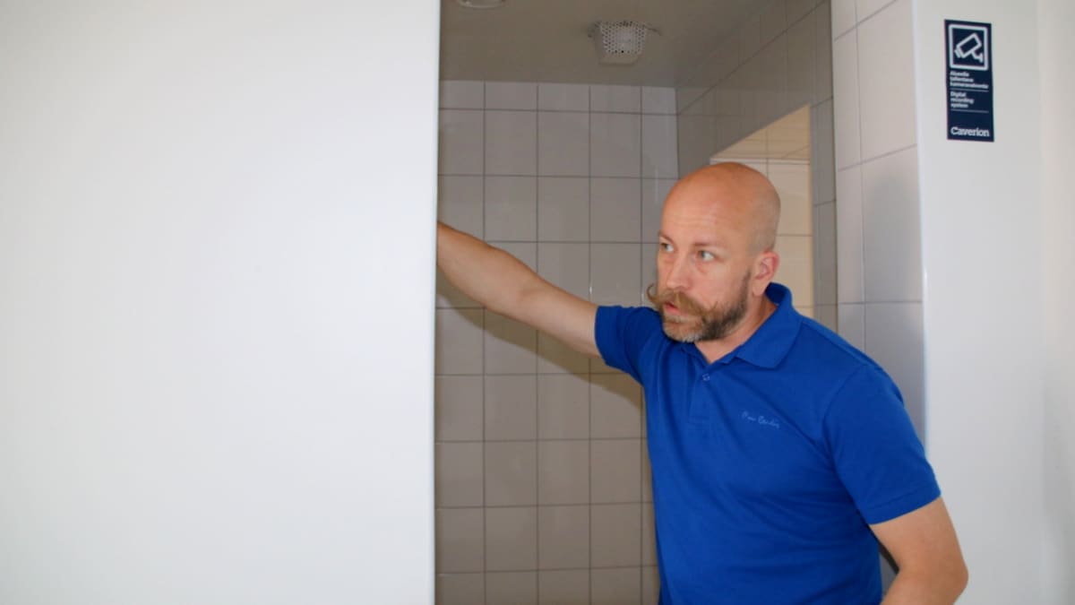 Apulaisjohtaja Antti Jäppinen katsoo eristyshuonetta