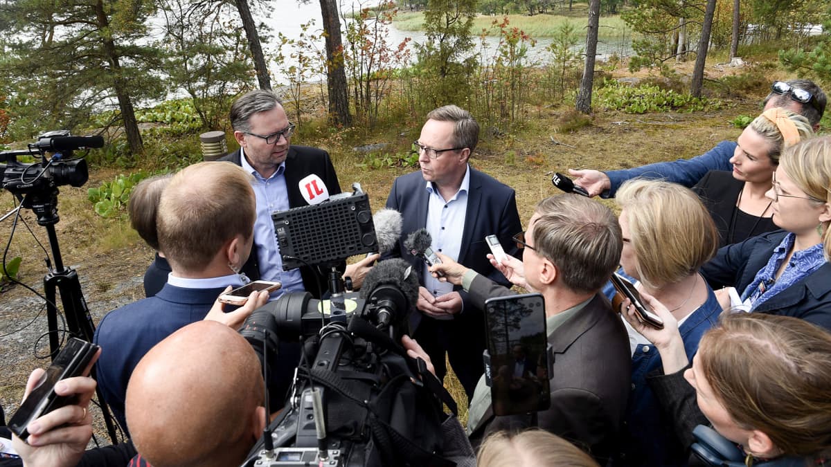  Valtiovarainministeri Mika Lintilä (keskellä oik.) vuoden 2020 talousarvioehdotuksen neuvotteluiden infotilaisuudessa Espoossa 13. elokuuta