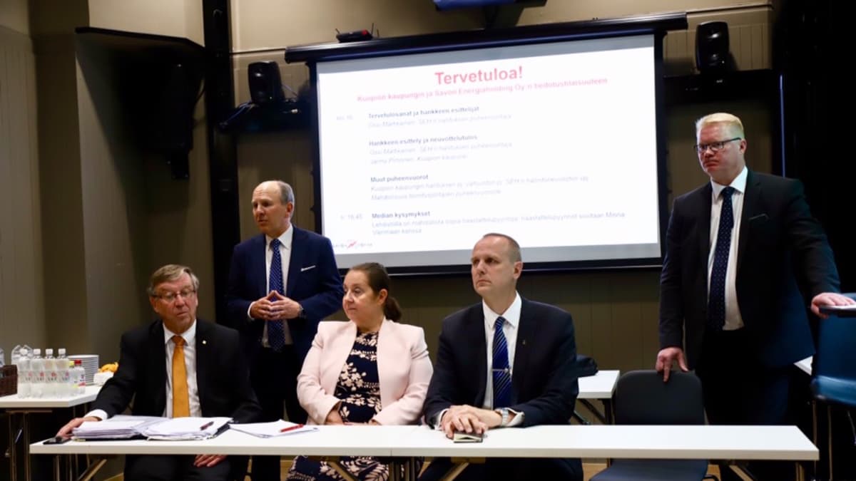 Kuvassa tiedotustilaisuudessa Varkauden kaupunginvaltuuston puheenjohtaja Kari Rajamäki (vasemmalla), Kuopion kaupunginjohtaja Jarmo Pirhonen, Kuopion kaupunginvaltuuston puheenjohtaja Sari Raassina, Kuopion kaupunginhallituksen puheenjohtaja Antti Kivelä ja Savon Energiaholdingin puheenjohtaja Ossi Martikainen.