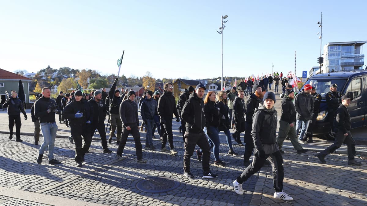 Pohjoismaisen vastarintaliikkeen jäseniä marssimassa.