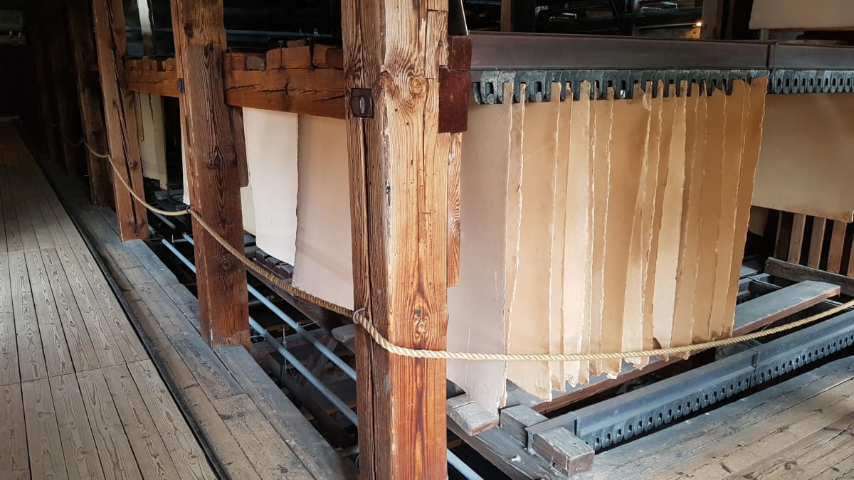 pahviarkkeja roikkuu Verlan tehdasmuseoon pahtitehtaan kuivaamossa