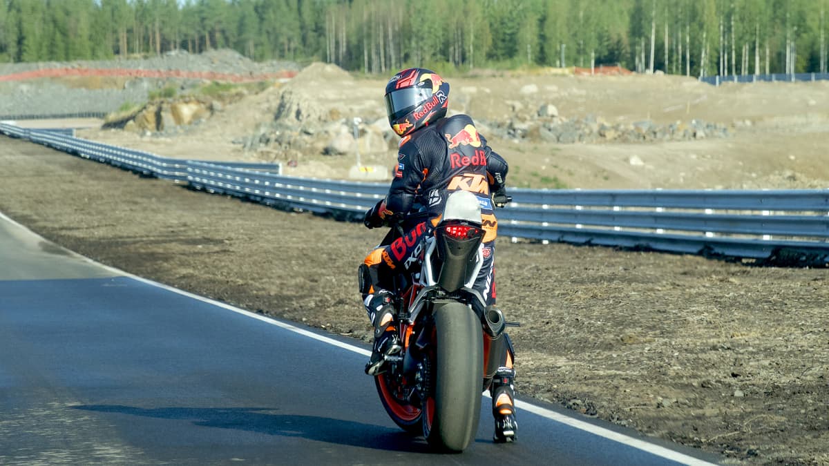 Mika Kallio valmiina kiertämään radan moottoripyörällä