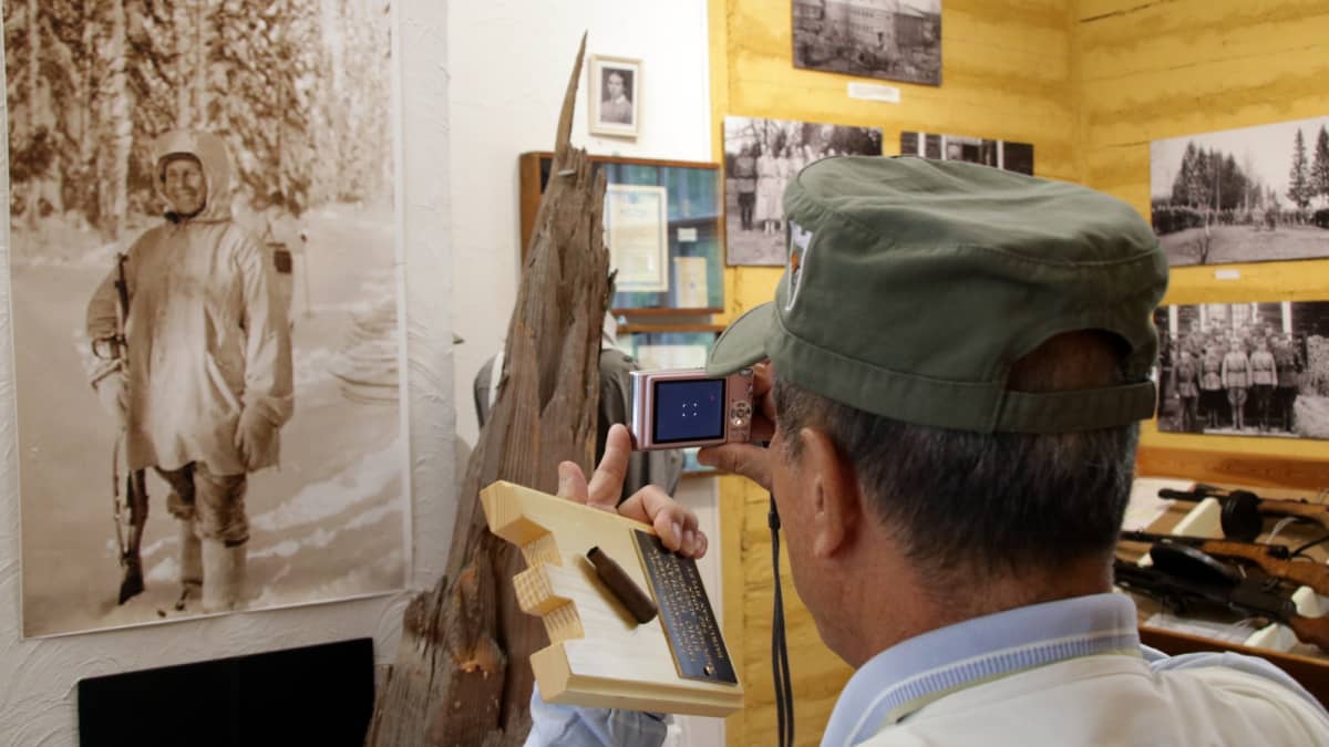 Masatoshi Sasayama kuvaa museossa