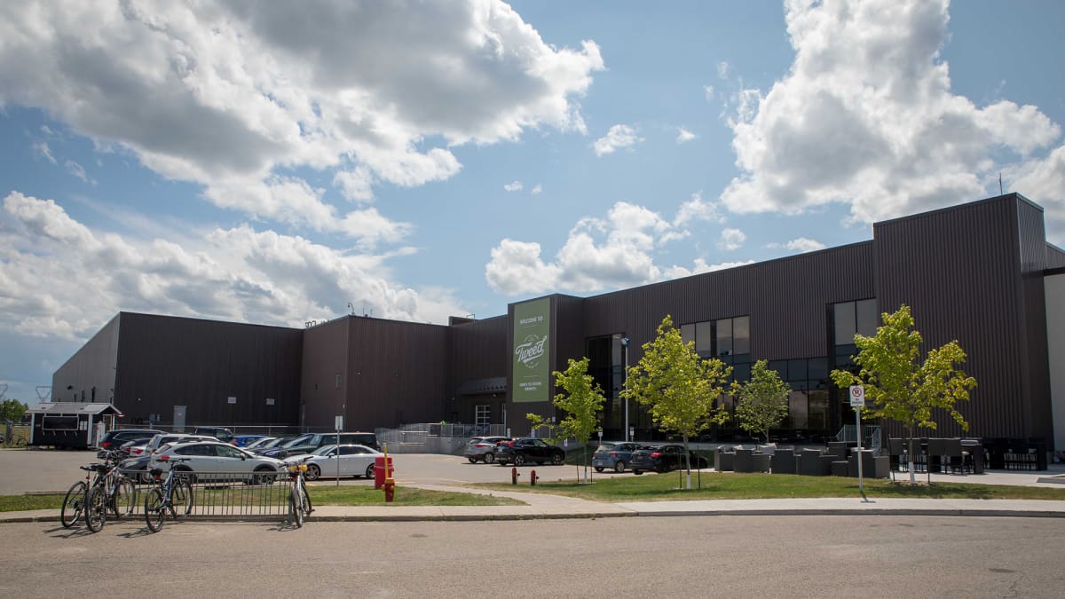Smiths Falls, Ontario, Canada. July 23, 2019. Canopy Growth Corporation kasvattaa kannabista ja tekee kannabistuotteita Tweed-brandille sekä lääkekannabista. Tehdas on entinen Hersheys-suklaatehdas, joka lopetti toimintansa vuosia sitten.