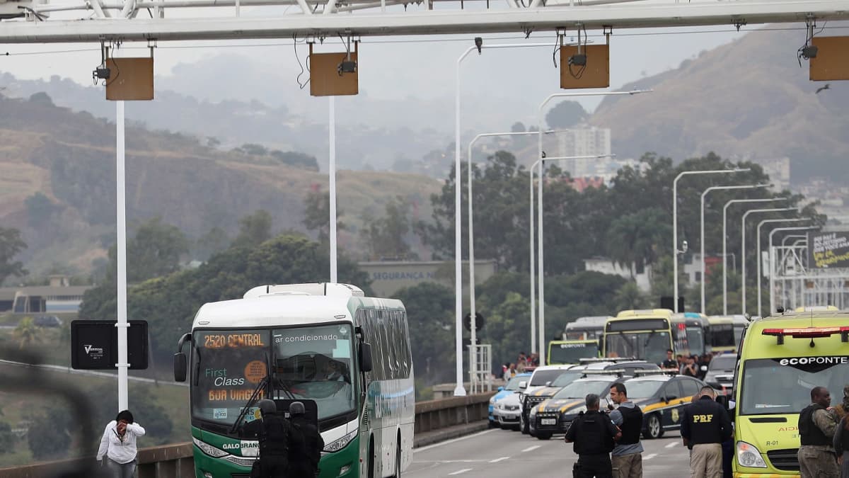 Poliisit lähestyvät kaapattua bussia Rio de Janeirossa.