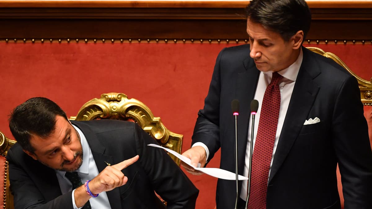 Italian pääministeri Giuseppe Conte (oik.) puhui senaatissa Roomassa 20. elokuuta. Kuvassa vasemmalla Matteo Salvini.