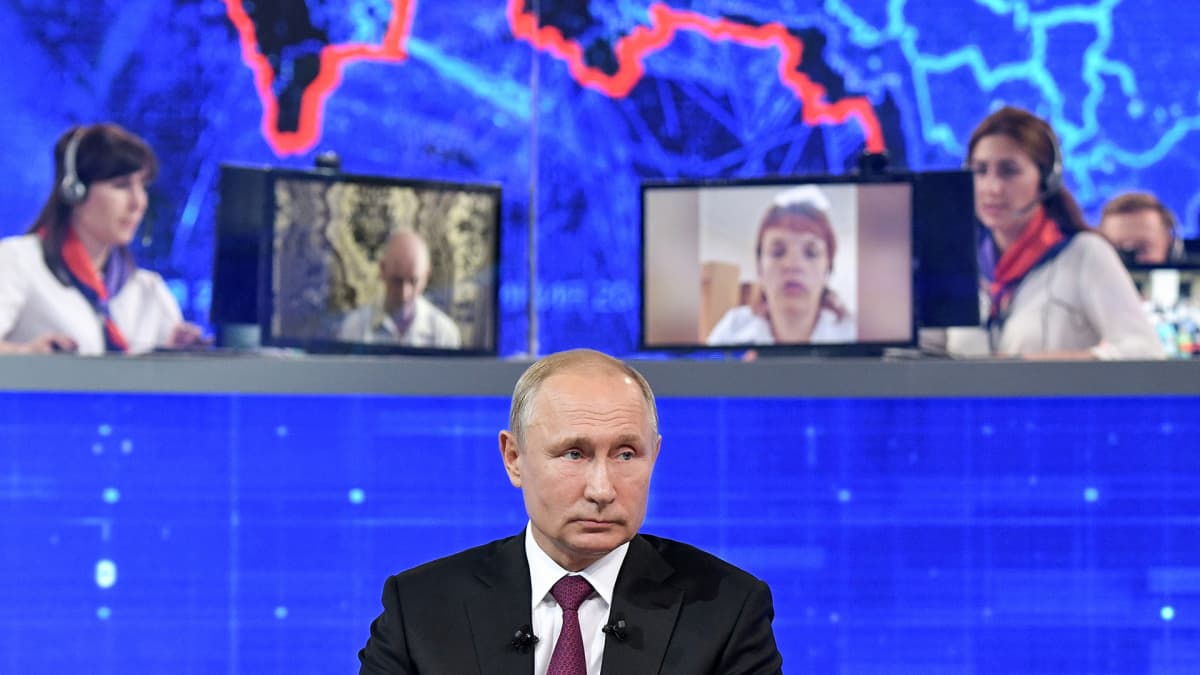 Vladimir Putin kuvattuna vuosittaisessa Suora linja -ohjelmassa Moskovassa 20. kesäkuuta, jossa tämä vastaa kansalaisten kysymyksiin.  