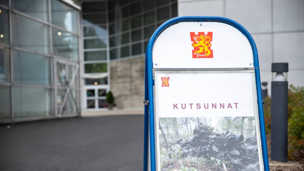 Kutsuntojen infokyltti seurakuntakeskuksen edessä.