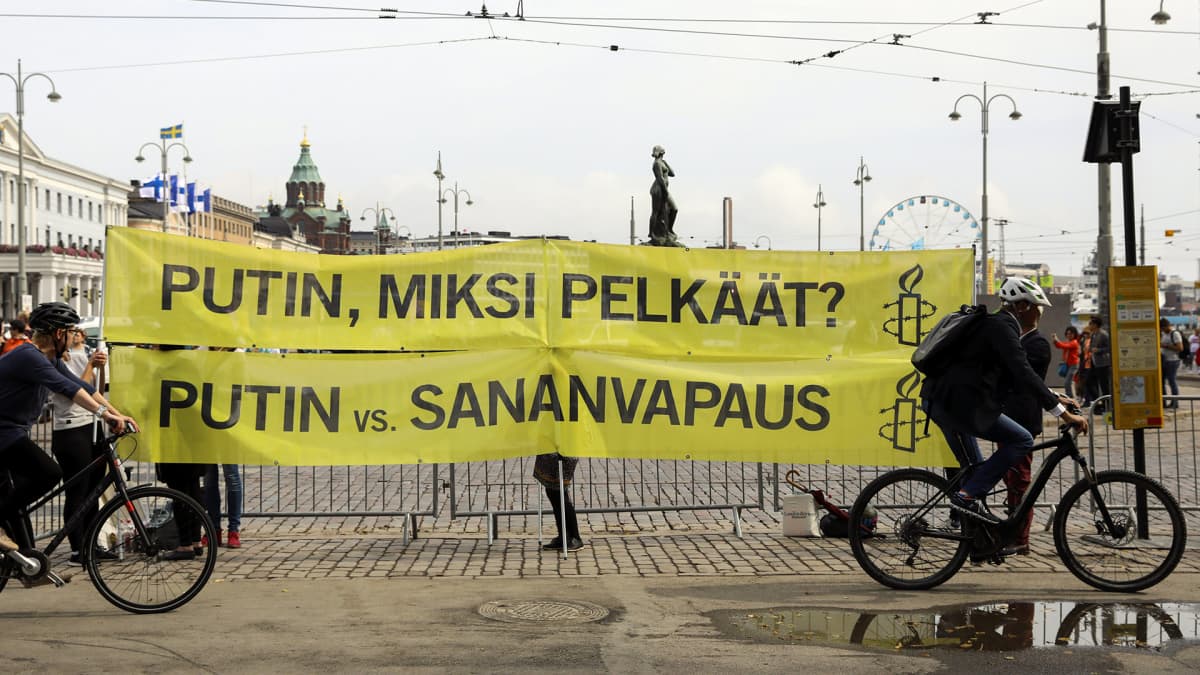 Amnesty International järjestämä mieleosoitus Venäjän presidentti Vladimir Putinia vastaan Helsingissä 21. elokuuta.