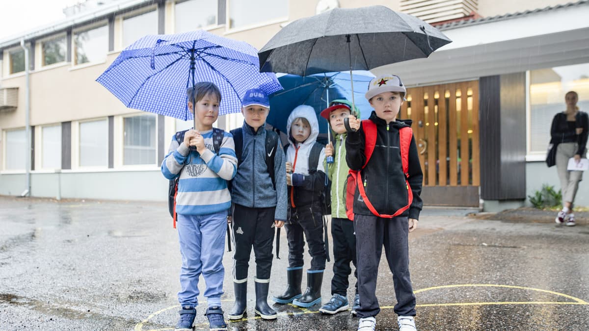Vartiokylän ala-asteen oppilaita koulurakennuksen edessä. 