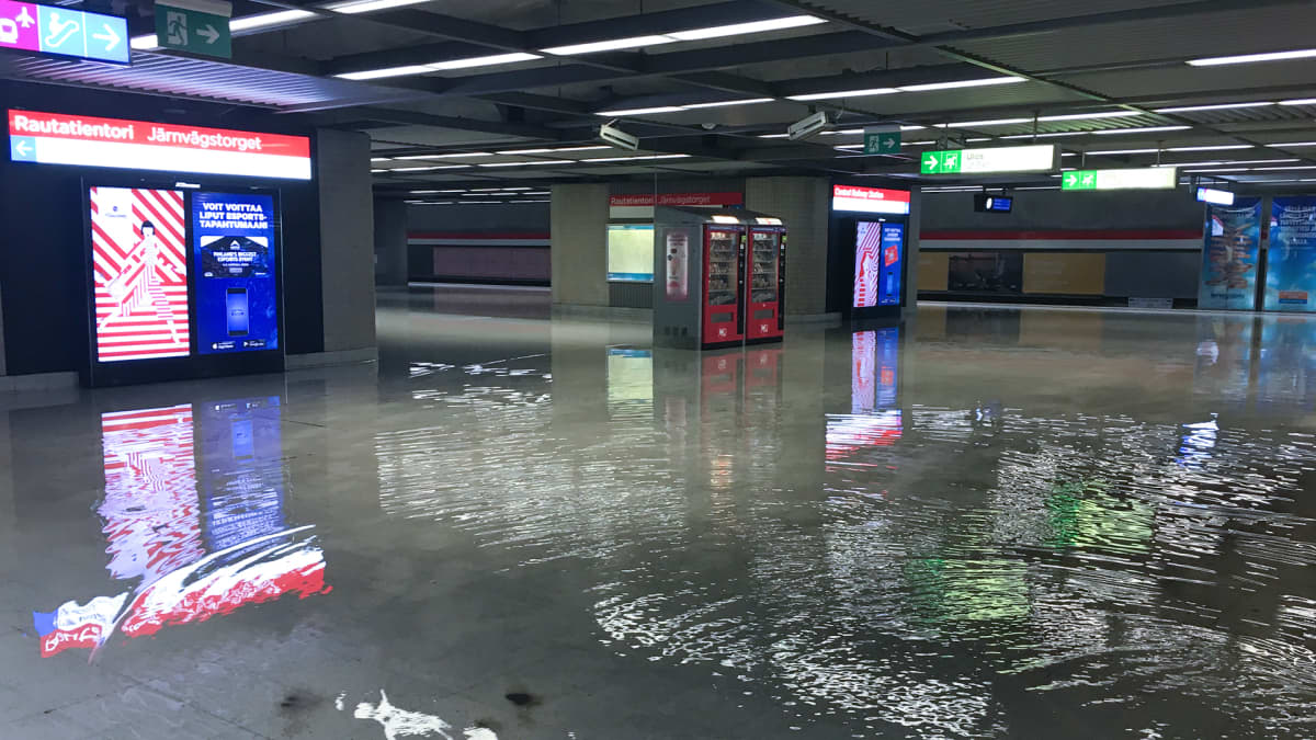 Rautatientorin metroasema tulvi Helsingissä 23. elokuuta. 