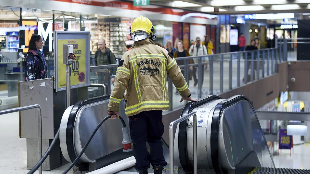 Pelastuslaitoksen palomies Helsingin Rautatieaseman metroasemalla.