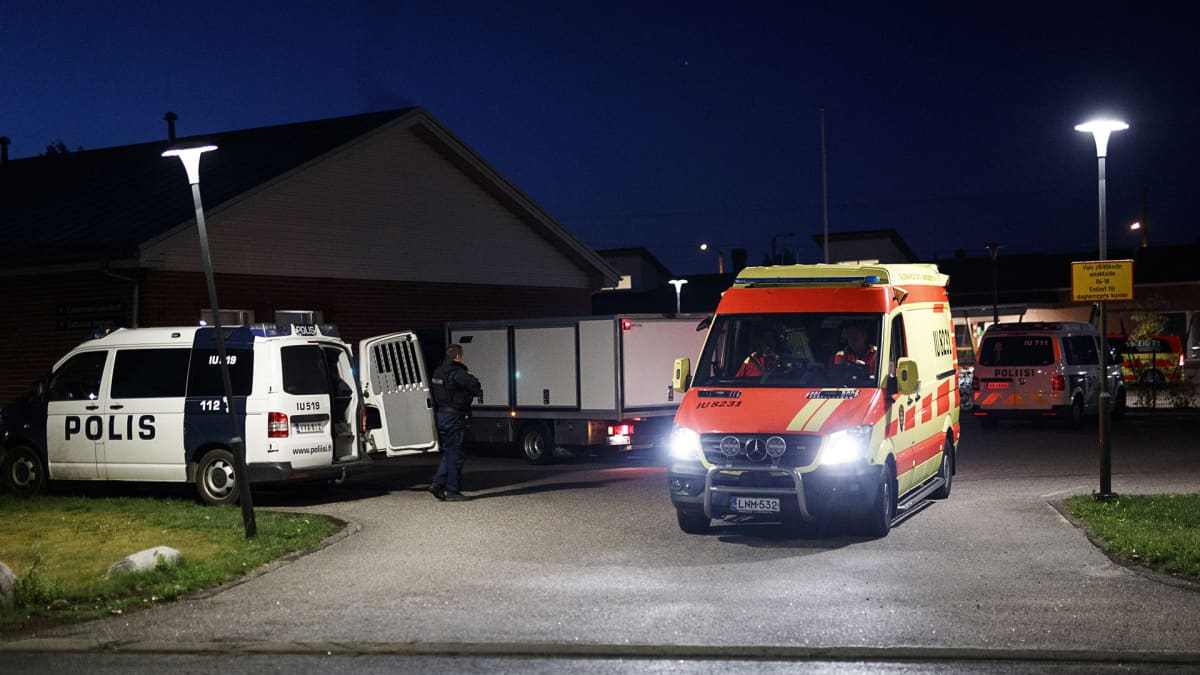 Poliisiautoja ja ambulansseja Eestinmäen päiväkodin pihalla 25. elokuuta. 