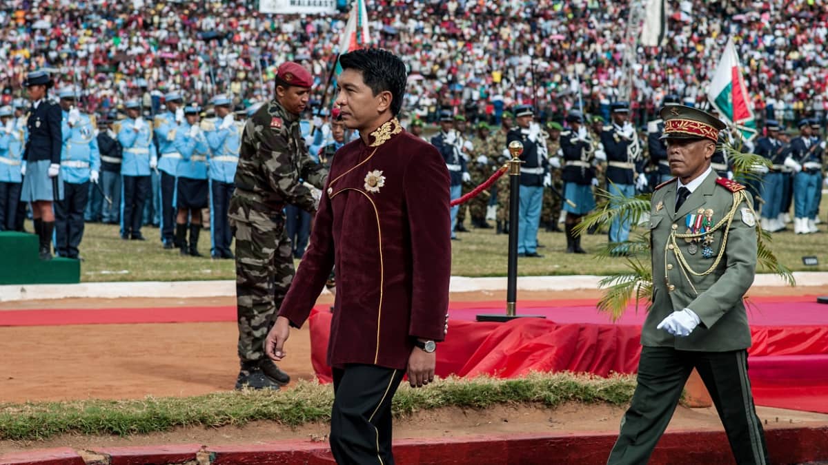 Andry Rajoelina kävelee sotilasjoukon edessä