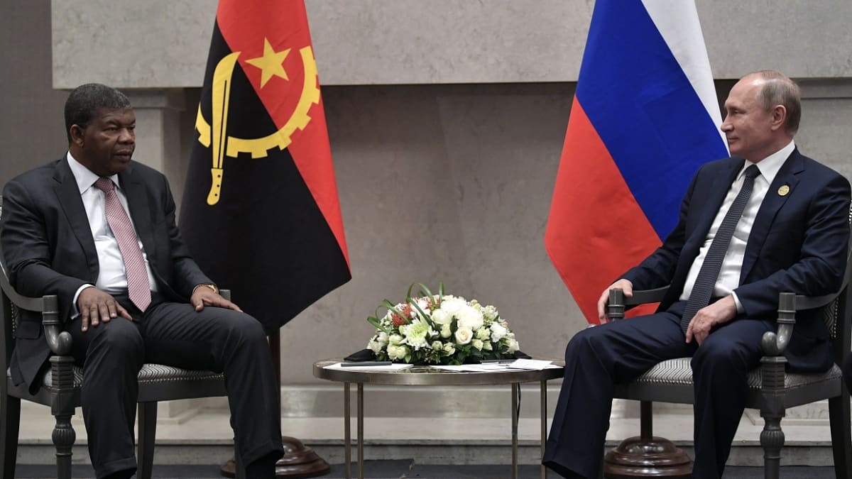 Vladimir Putin ja João Lourenço Angolan ja Venäjän lippujen edessä