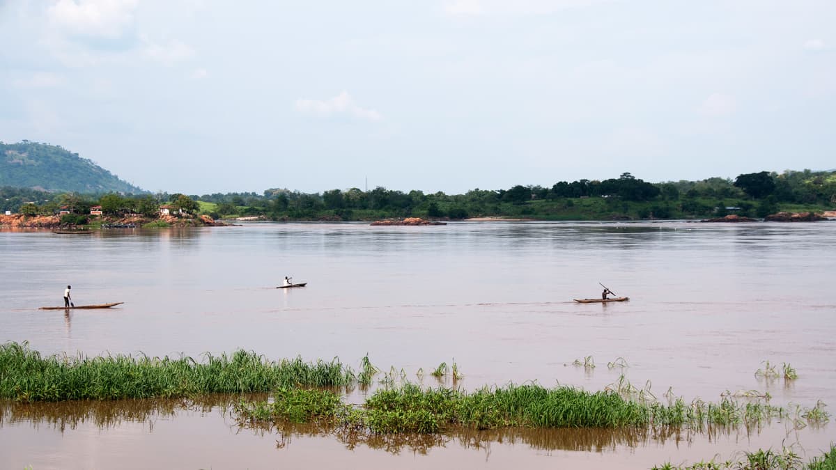Kalastajia Ubangi-joella Keski-Afrikan tasavallassa.