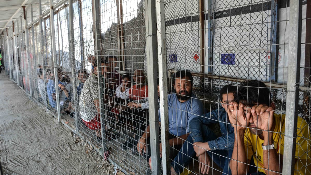 Ihmisiä odottamassa rekisteröintiä Morian pakolaisleirillä