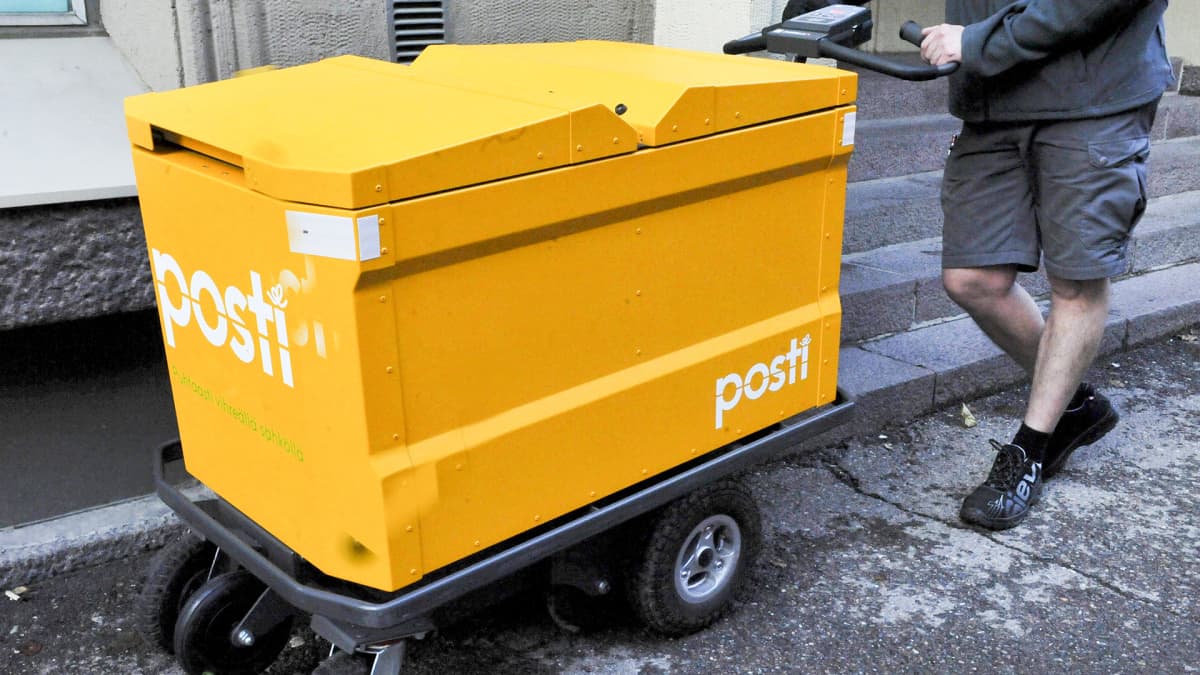 Postinkantaja kieroksellaan sähköavusteisen jakelukärryn kanssa Helsingissä
