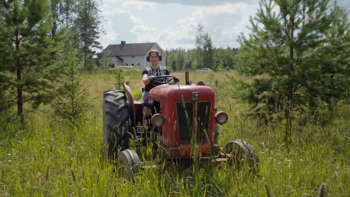 Suomen vahvin nainen 2018 Annika Eilmann ajaa traktoria.
