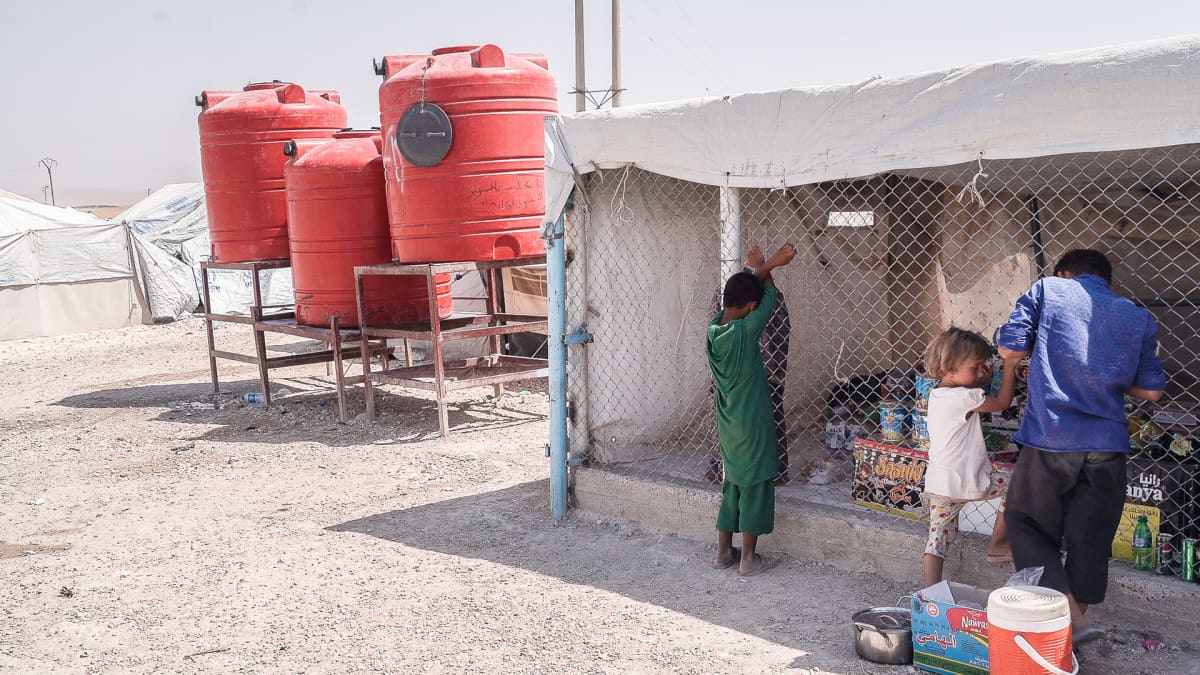 Elintarvikekioski ja vesisäiliöitä al-Holin leirissä Syyriassa