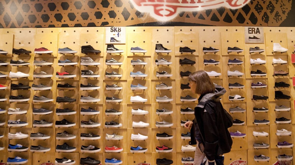 Nainen katselee Vans-kenkiä brändin liikkeessä Washingtonissa, Yhdysvalloissa.