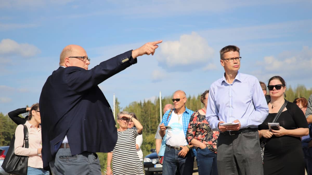 Finnpulpin projektijohtaja Timo Piilonen esitteli havusellutehtaalle suunniteltua paikkaa KHO:n puheenjohtaja ja presidentti Kari Kuusiniemelle. Katselmus pidettiin elokuussa.