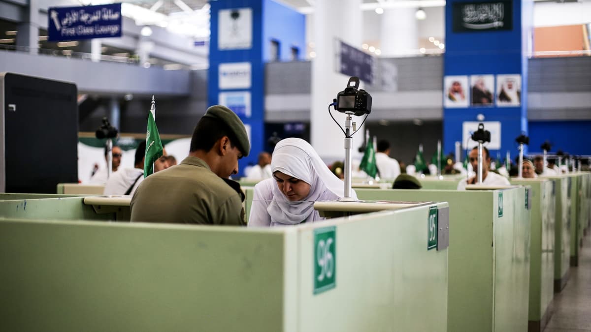 Passintarkastupiste Kuningas Abdulazizin lentoasemalla Jeddassa Saudi-Arabiassa.