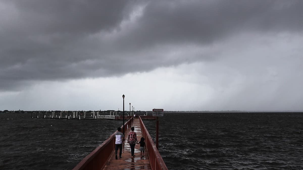 Ihmiset seurasivat lähestyvää Dorian myrskyä Stuartin kaupungin rannalla Floridassa 2. syyskuuta. 