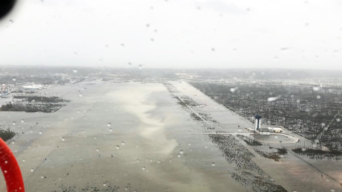 Ilmakuva tulvaveden vallassa olevasta lentoasemasta Bahamalla.