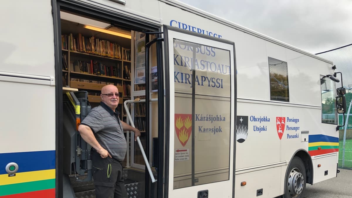Toivo Rasmus on kuljettanut pitkään Suomen ja Norjan yhteistä kirjastoautoa. Mittariin on kertynyt yli kolme sataa tuhatta kilometriä. Utsjoki 3.9.2019