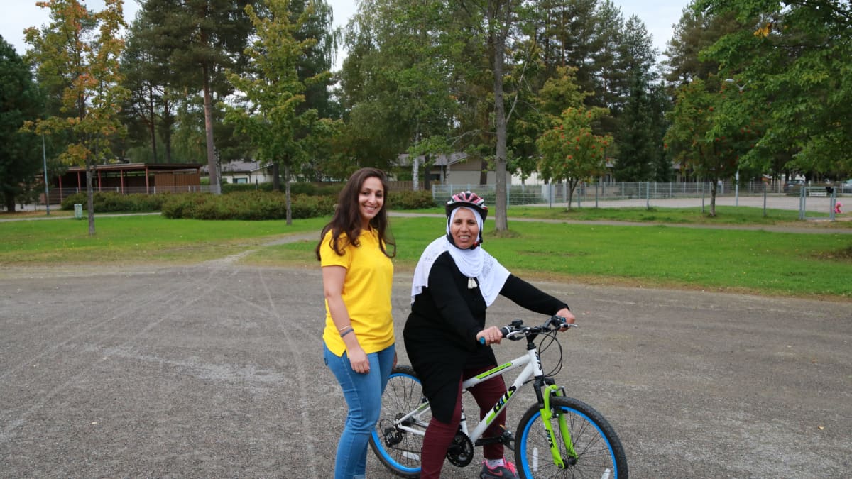 Koutsi Chahira Zerouki antoi tukea, Rahma El Younoussia harjoitteli polkupyörällä polkemista.