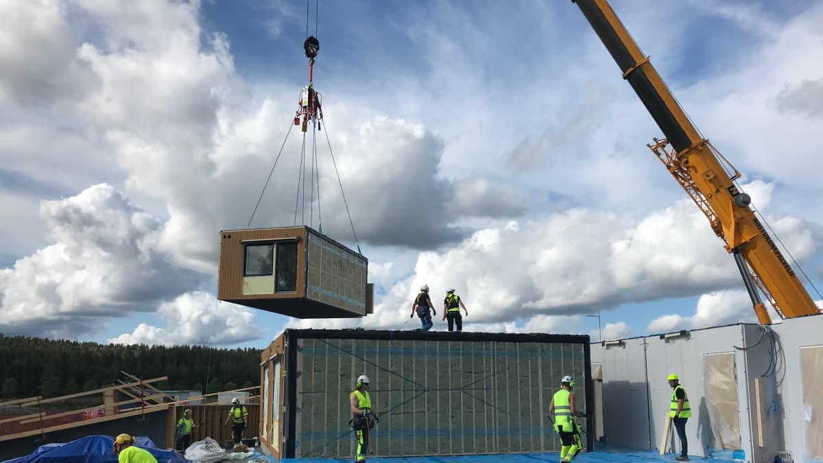 Puukerrostalomoduulia nostetaan paikoilleen Hämeenlinnan Visamäessä